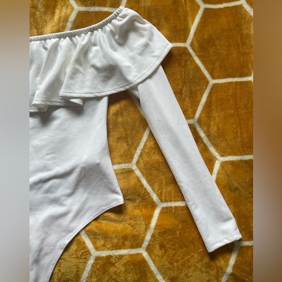 Off the shoulder ruffle bodysuit - Picture 2 of 3